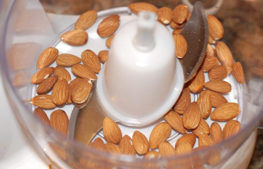 1. Этап. Шоколадные трюфели с миндалем: 1. В чаше блендера измельчите орехи.