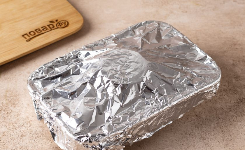 1. Этап. Запеченный красный лук Водяная лилия: Накройте форму фольгой и выпекайте в духовке 25 минут при температуре 220 градусов.