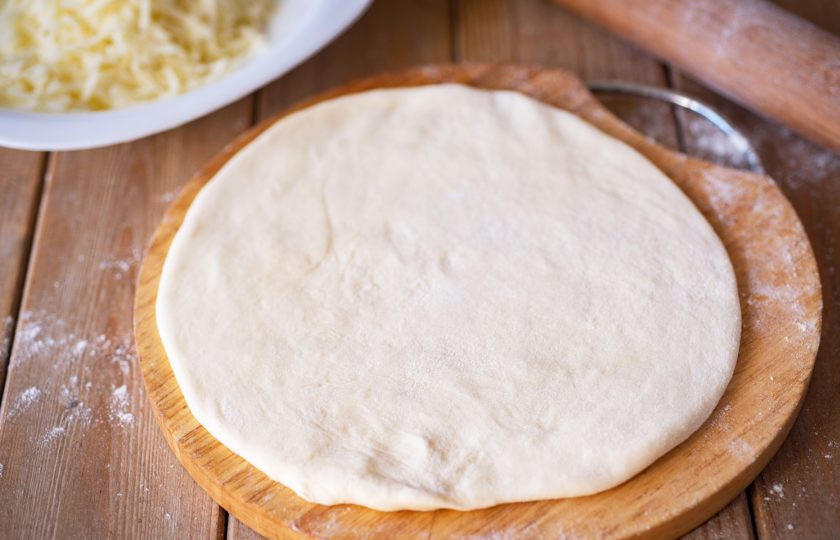 1. Этап. Хачапури по-аджарски на кефире: Все тесто поделите на 3 части. Каждую часть раскатайте скалкой в лепешку диаметром примерно в 20 см.