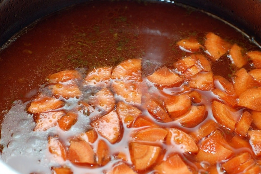 1. Этап. Суп с говядиной и рисом: Забрасываем морковь. Даем провариться немного.