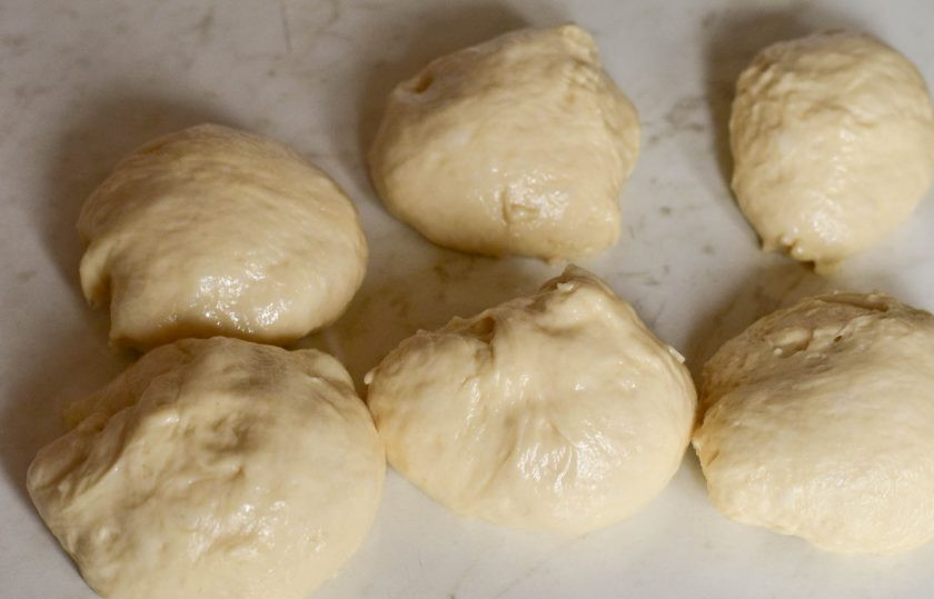 1. Этап. Булочки с маком в хлебопечке: Разделите тесто на одинаковые по размеру булочки.