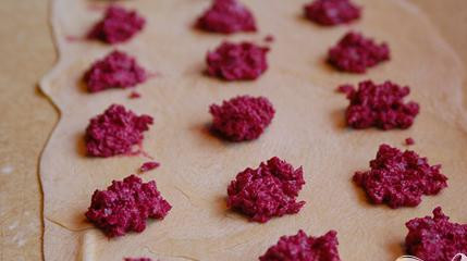 1. Этап. Равиоли со свеклой и сыром: 2. Разделить тесто пополам (у вас должно быть 4 порции). Сформировать тесто в форме прямоугольников. Выложить начинку на 2 порции теста.