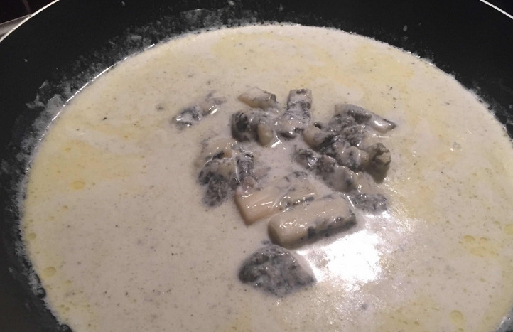 1. Этап. Макароны с куриной грудкой: Теперь добавляйте сыр по несколько кусочков за раз. Ваша задача полностью его расплавить в сливках.