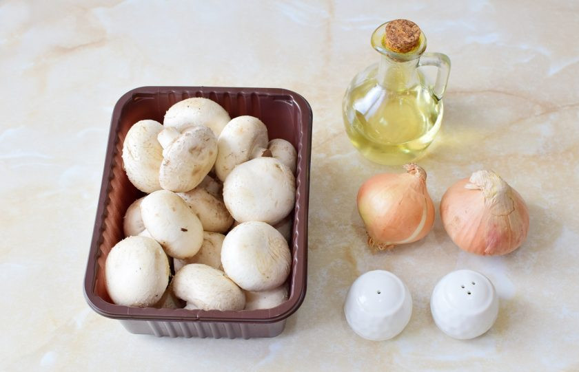 1. Этап. Шампиньоны с луком: Перед началом приготовления подготовьте необходимые ингредиенты. Шампиньоны выбирайте среднего размера, светлые, без повреждений и без потемнений.