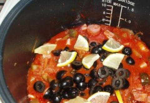 1. Этап. Солянка с курицей в мультиварке: Кладем маслины и лимон в чашу мультиварки.