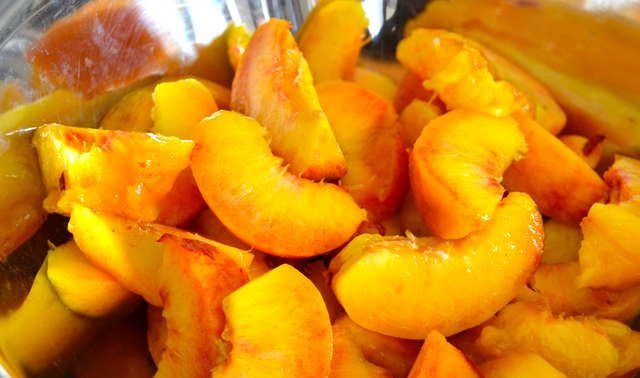 1. Этап. Мусс из персиков: 1. Первым делом нужно заняться персиками. Их как следует вымыть, слегка просушить и аккуратно избавить от кожуры. Затем разрезать пополам, удалить косточки. При желании 1 персик можно оставить и использовать его для подачи мусса на стол. Остальные нарезать небольшими дольками.