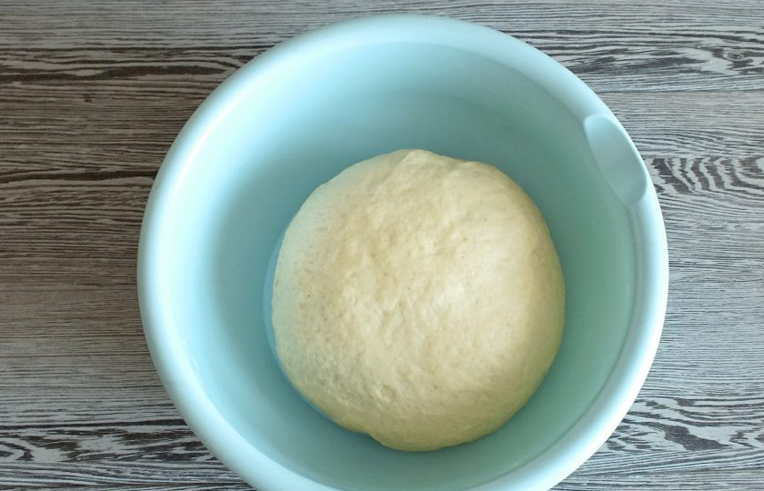 1. Этап. Пирог с пикшей: Через 1 час 30 минут сделайте тесту еще одну обминку и оставьте еще на 30 минут в теплом месте.