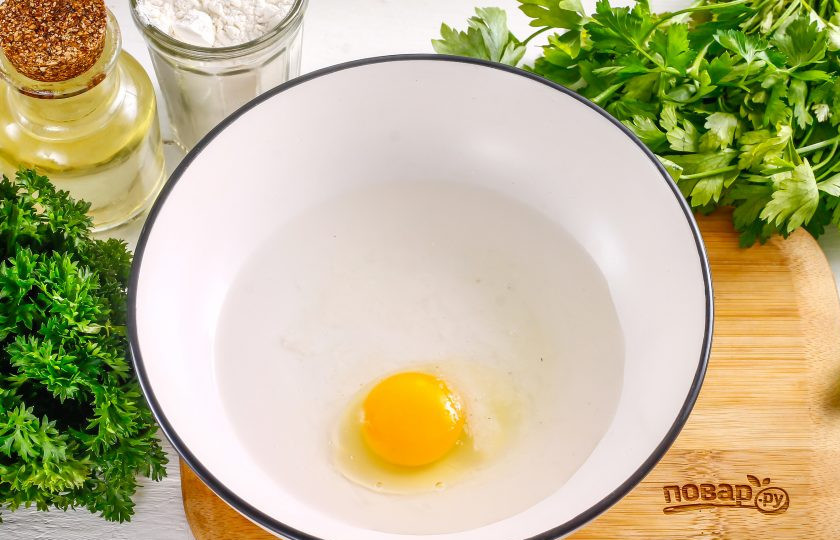 1. Этап. Чебуреки в казане: Куриное яйцо вбейте в глубокую емкость, всыпьте 3 щепотки соли и влейте воду. Тщательно взбейте.