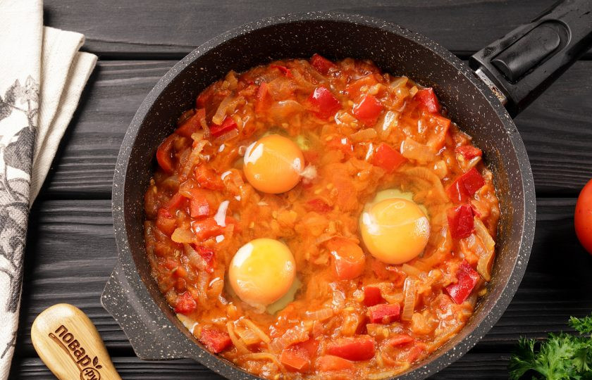 1. Этап. Шакшука с перцем: Сделайте в овощной массе три углубления. Вбейте в каждое яйцо. Посолите и поперчите белок. Готовьте на слабом огне ещё около 10 минут. Белок должен загустеть и стать матовым.