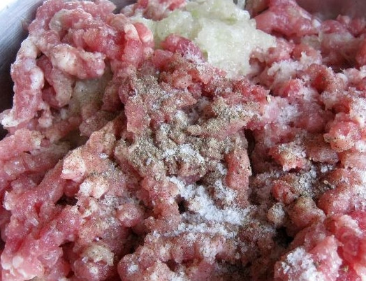 1. Этап. Мясо для пельменей: 2. В перекрученное с луком мясо добавьте немного холодной воды. Посолите. По вкусу поперчите. Хорошенько перемешайте.