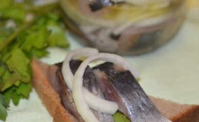 1. Этап. Маринованная сельдь с луком: И в итоге получаем вкусную малосольную сельдь с кисло-сладким лучком. Вкусно!