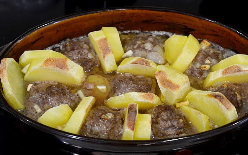 1. Этап. Картошка с тефтелями в сметанном соусе: Уберите в разогретую до 180 градусов духовку на 15 минут.