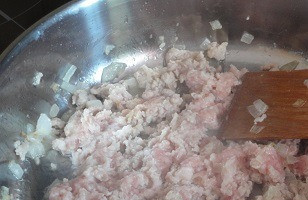 1. Этап. Слоеные пирожки с мясом Эмпанадас: Лук почистить, мелко нарезать. В сковороде разогреть растительное масло и обжарить фарш с луком до готовности (10-15 минут). Посолить, поперчить по вкусу, добавить орегано и кумин, перемешать и снять с огня.