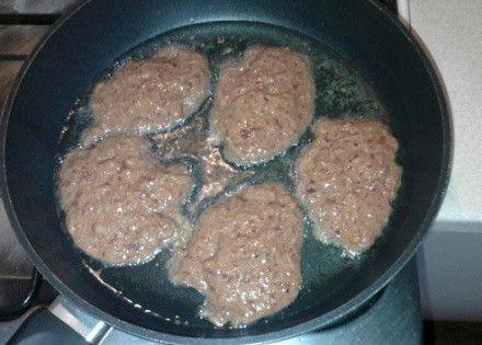 1. Этап. Котлеты из печенки: Ставьтe сковороду на огонь, наливайте масло и хорошо разогрeвайте. Выкладывайте котлеты столовой ложкой и обжаривайтe на среднем огне с обеих сторон до готовности (примерно по 5 минут с каждой). Пeчень готовится быстро, но нe спешите сразу переворачивать, чтобы не нарушилась форма. Готовые котлеты перекладывайтe на столовую тарeлку. Вот такой вот рецепт приготовления котлет из печенки. Приятного аппетита!