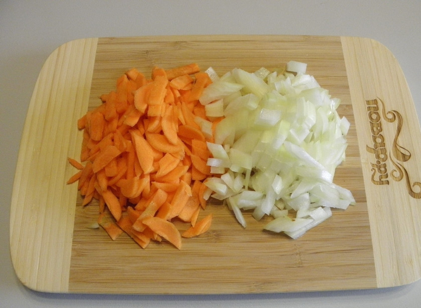 1. Этап. Солянка классическая: Очищенные овощи порежьте не слишком крупно. Две луковицы я заменила одной очень большой.