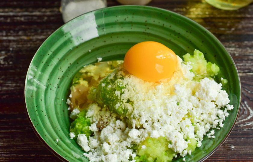 1. Этап. Куриные котлеты с кабачком и творогом: Вбейте куриное яйцо.