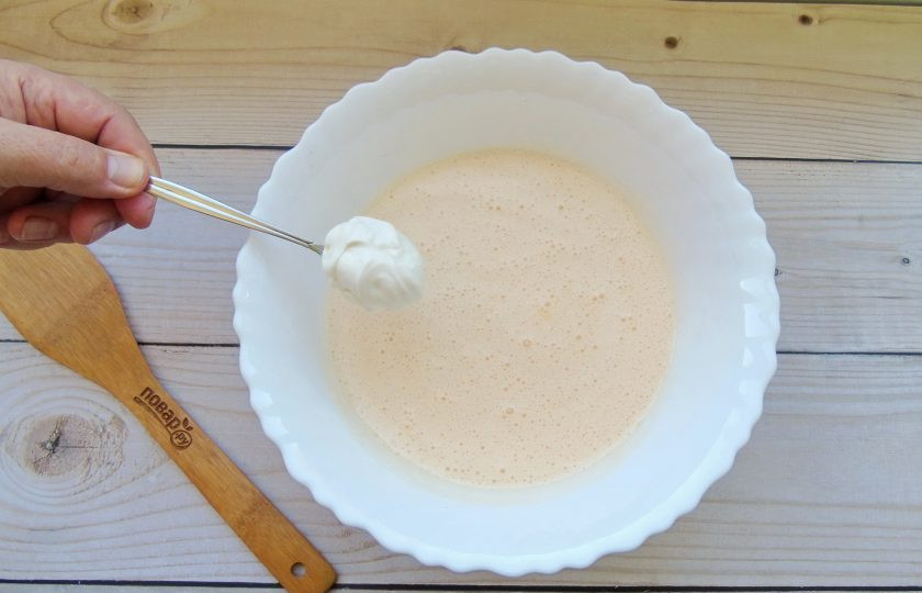 1. Этап. Лимонный кекс с сиропом: Добавьте сметану.