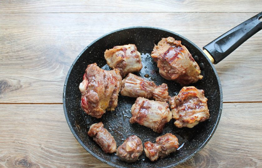 1. Этап. Говяжьи хвосты в мультиварке: Хвосты сполосните, обсушите бумажным полотенцем. В сковороду налейте растительное масло и разогрейте, выложите хвосты и обжарьте на сильном огне до румяной корочки. Переложите хвосты в чашу мультиварки.