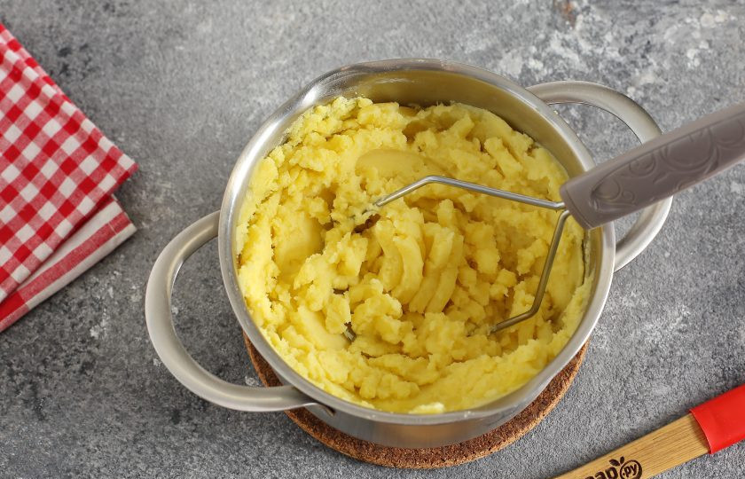 1. Этап. Рулетики из теста с картошкой: Параллельно отварите картофель, посолите и разомните в пюре.