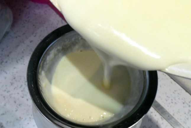 1. Этап. Мороженое в мультиварке: Далее процедите смесь и охладите до комнатной температуры. Затем поставьте мороженое в морозилку на 2 часа. После этого взбейте мороженое и снова поставьте на 2 часа в морозилку.