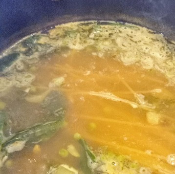 1. Этап. Суп Аш-е Реште: Теперь можно добавить лапшу (или пасту лингвин) и варить ее 10 минут до готовности. Если суп вам показался очень густым, добавьте немного воды или бульона. Смешайте суп со сметаной и уксусом. Полейте лимонным соком.