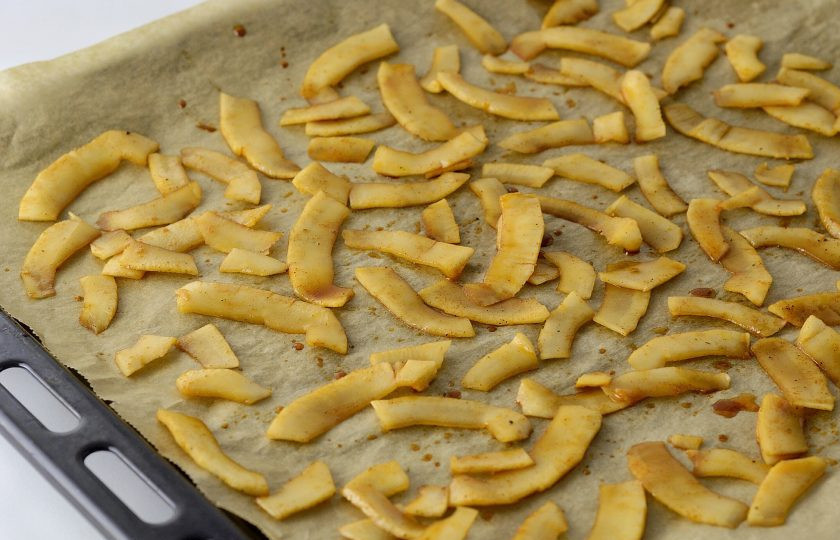 1. Этап. Кокосовый бекон: Выложите ломтики кокоса на пергамент в один слой. Выпекайте в заранее разогретой до 160 градусов духовке 20-25 минут. Периодически открывайте духовку и перемешивайте кокосовые ломтики.