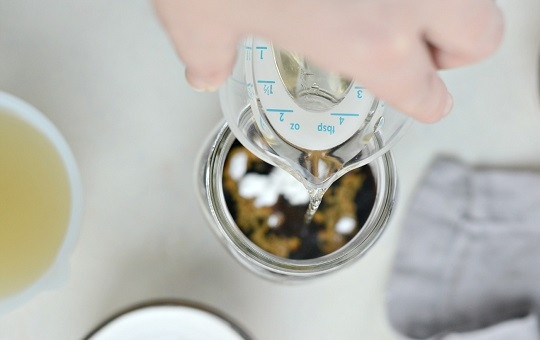 1. Этап. Соус из соевого соуса: 5. И уксус. Перемешайте все до однородности.