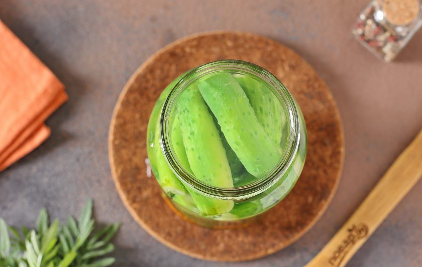 1. Этап. Засолка огурцов с бархатцами: Залейте огурцы кипятком, банку прикройте крышкой и дайте постоять 10 минут.