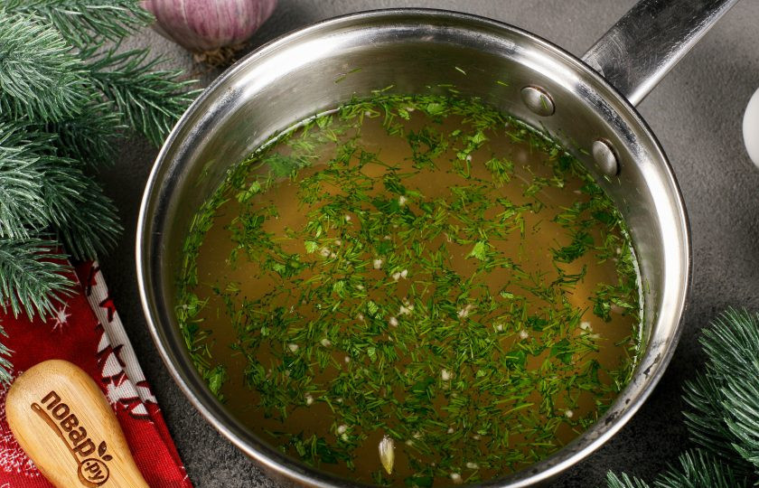 1. Этап. Заливные Драконьи яйца на Новый год 2024: Желатин замочите в 100 мл. холодного бульона и оставьте на 20-30 минут. Оставшийся бульон хорошо прогрейте, градусов до 80 и добавьте набухшую желатиновую массу. Перемешиваем бульон венчиком, чтобы желатин полностью растворился в нём. Затем добавьте давленый чеснок, укроп, соль и перец по вкусу.