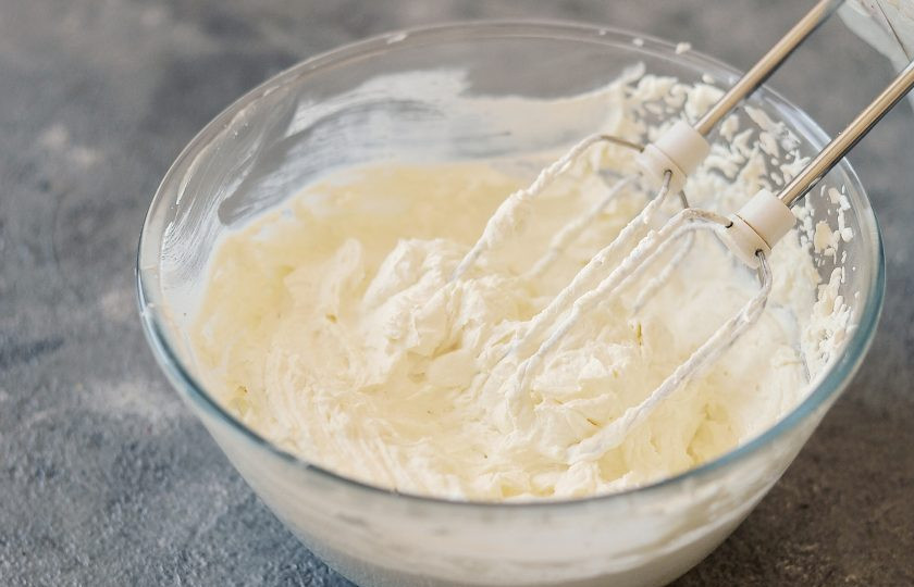 1. Этап. Морковный торт с грушей: Влейте холодные сливки, взбейте еще раз, пока крем не станет плотным.