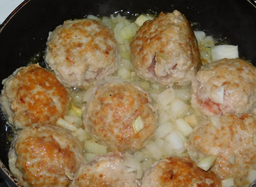 1. Этап. Тефтели в белом соусе с чесноком и базиликом: Добавьте мелко нарезанный лук, потушите немного.