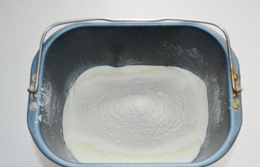 1. Этап. Штрудель с мясом, картошкой и капустой: Тесто можно замесить вручную или с помощью хлебопечки. Соедините кефир, масло, соль и муку.