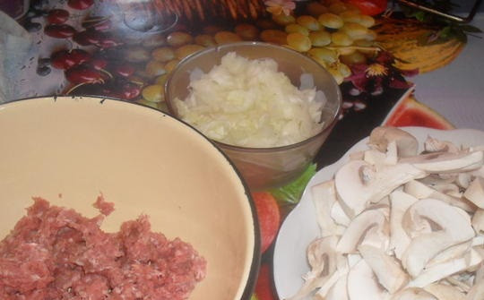 1. Этап. Патиссоны, фаршированные грибами: Грибы промываем и нарезаем. Мякоть от кабачков отделите от семян и выложите в тарелку.