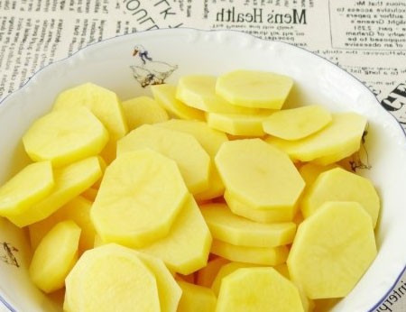 1. Stage. Baked cod with potatoes: Peel and cut the potatoes in circles, boil in slightly salted water until almost ready, but so that the potatoes do not lose their shape.