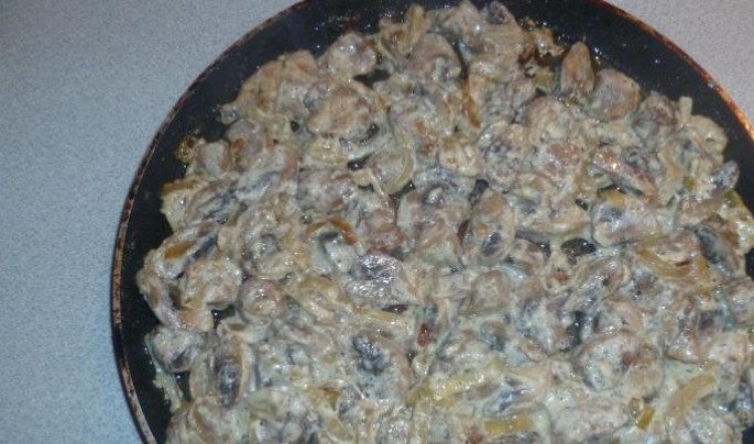 1. Этап. Жульен в тарталетках в микроволновке: Теперь добавьте сметану и посолите по вкусу. Тушите 7-8 минут, помешивая.