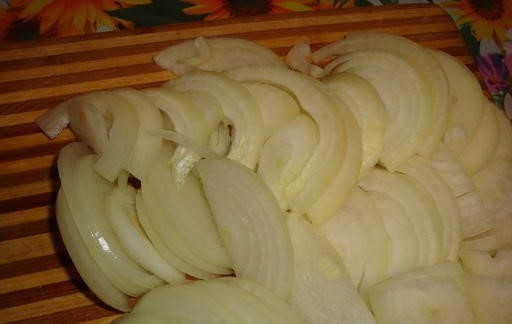 1. Этап. Картофельная запеканка с ветчиной: 1. Для начала начистите лук. Порежьте его полукольцами.