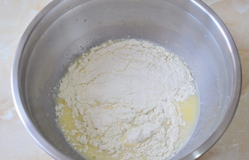 1. Этап. Бабушкины пуховые пирожки: Постепенно вмешивайте муку и замешивайте тесто.