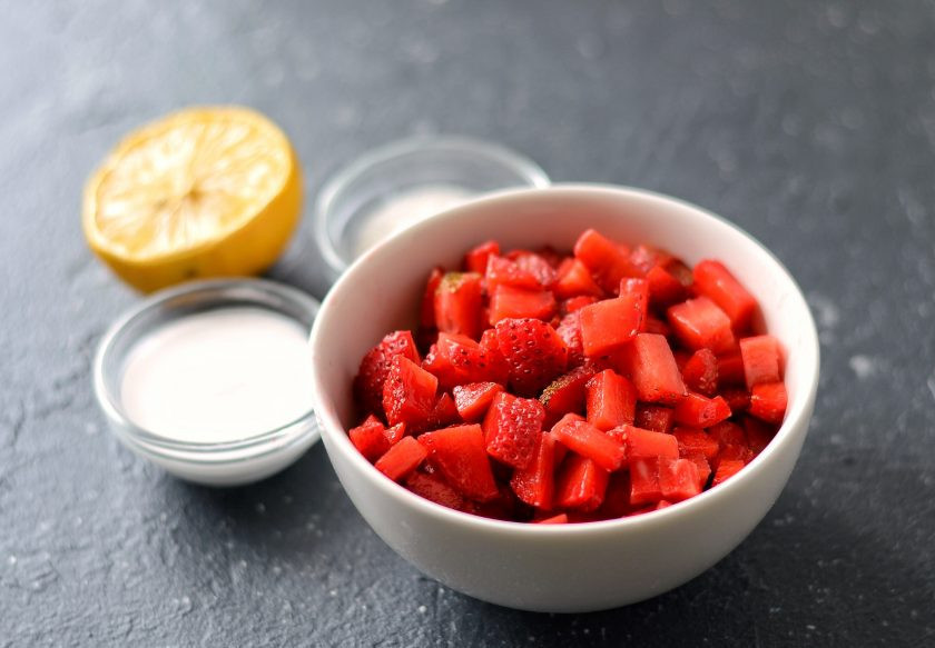 1. Этап. Тартар из клубники: Клубнику нарежьте на мелкие кубики.