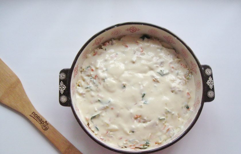 1. Этап. Заливной пирог с индейкой: Залейте второй половиной теста.