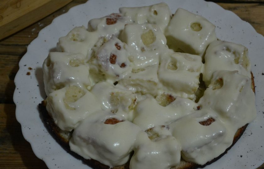 1. Этап. Торт Панчо: 8. Каждый кусочек бисквитного коржа обмакните в крем и выложите в форме горки.