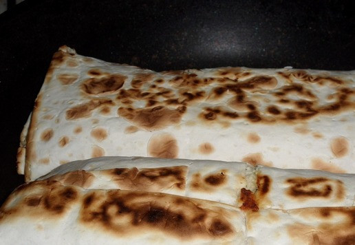 1. Этап. Шаурма с грибами и сыром: Обжариваем шаурму с двух сторон.