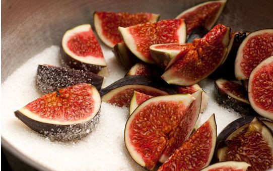 1. Этап. Варенье из лайма: Разрезая дольками инжир, выстилаем его поверх сахара в кастрюле.