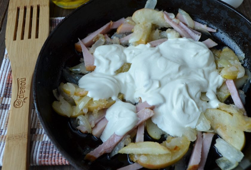 1. Этап. Неожиданные спагетти с коньяком: В конце влейте сметану, перемешайте и снимите соус с огня. Соль-перец — индивидуально, по вкусу.