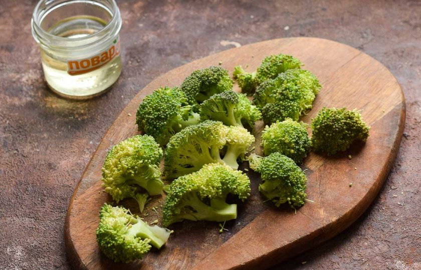 1. Этап. Салат из брокколи с яйцом и помидорами: Брокколи разберите на соцветия, ополосните и просушите. Отварите брокколи в течение минут в подсоленной воде, после переложите в холодную воду на минуту.