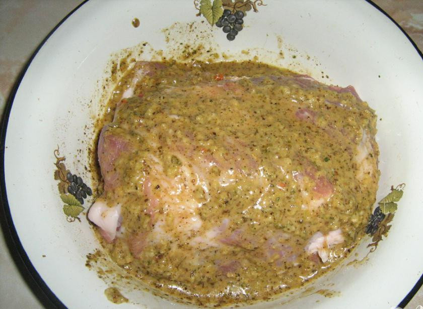 1. Этап. Буженина с маринованными огурчиками: 4. Мясо обваливаем в маринаде, а затем ставим его в холодильник. Там оно должно простоять целую ночь.