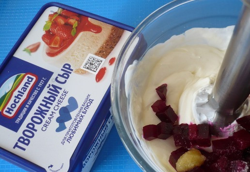 1. Этап. Тарталетки с творожно-свекольным кремом: Добавьте нарезанную свеклу, мёд (по желанию) и соль.