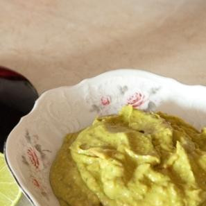 1. Этап. Кесадилья с индейкой: Соль и перец в соус добавляем по вкусу. Соус ставим в холодильник на 10-15 минут, чтобы остыл.