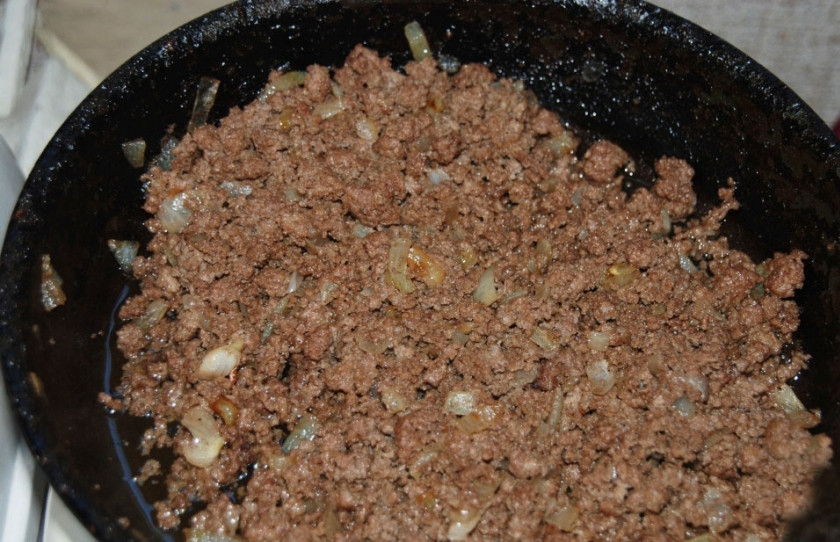 1. Этап. Картофельные рулеты в духовке: Фарш выложите в сковороду и начинайте обжаривать на растительном масле. Репчатый лук очистите и мелко нарежьте. Лук добавьте в сковороду и обжарьте вместе с фаршем.