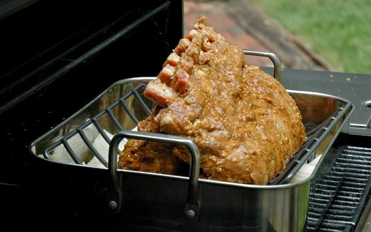 1. Этап. Телячья корейка на кости: 4. На дно жаропрочной формы налейте воду и выложите нарезанный крупными кусочками лук. Установите сверху решетку так, чтобы мясо не касалось воды. Отправьте в разогретую до 200 градусов духовку на 1 час. После уберите температуру до минимума и запекайте до готовности. На последние 5-10 минут можно включить гриль и подрумянить мясо. Вот и весь простой рецепт телячьей корейки на кости.