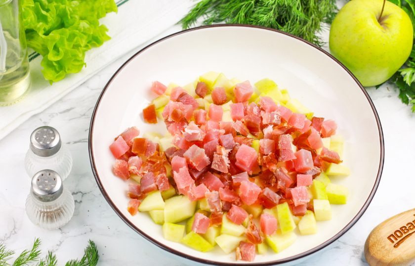 1. Этап. Салат с авокадо и тунцом и яблоком: Филе слабосоленого тунца нарежьте такими же мелкими кубиками и добавьте в емкость к яблоку.